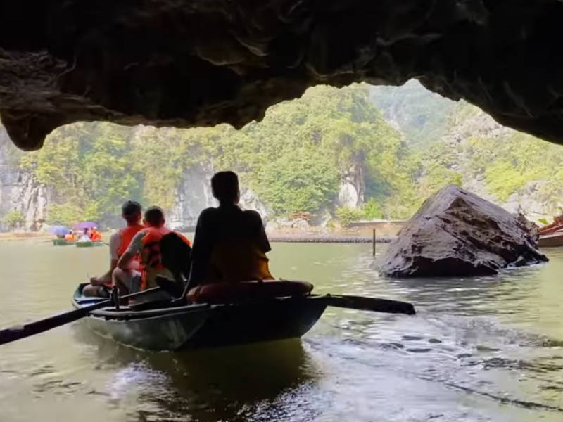 Navigating the Emerald Waters A Guide to the Tam Coc Boat Tour in Ninh Binh