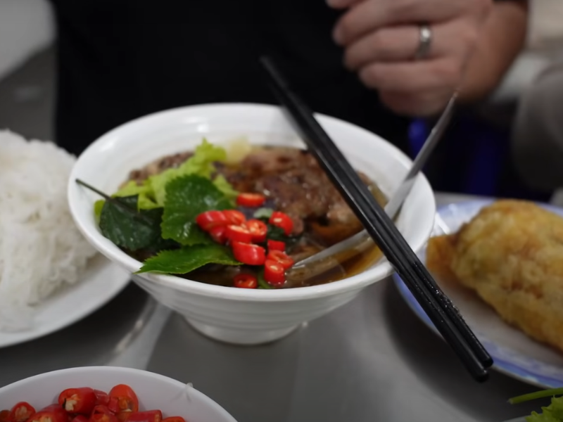 Delicious Vietnamese Rice Noodle Soup: Discover the Tasty Pho Hanoi Specialty